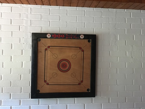 Carrom-Board an Holzdecke