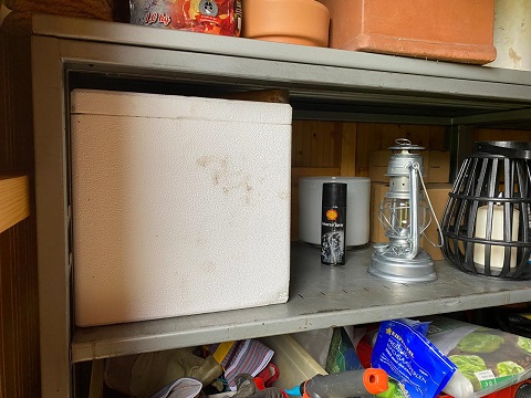 Styroporbox im Schuppen